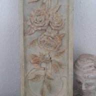 Stenen tegel met reliëf rozen