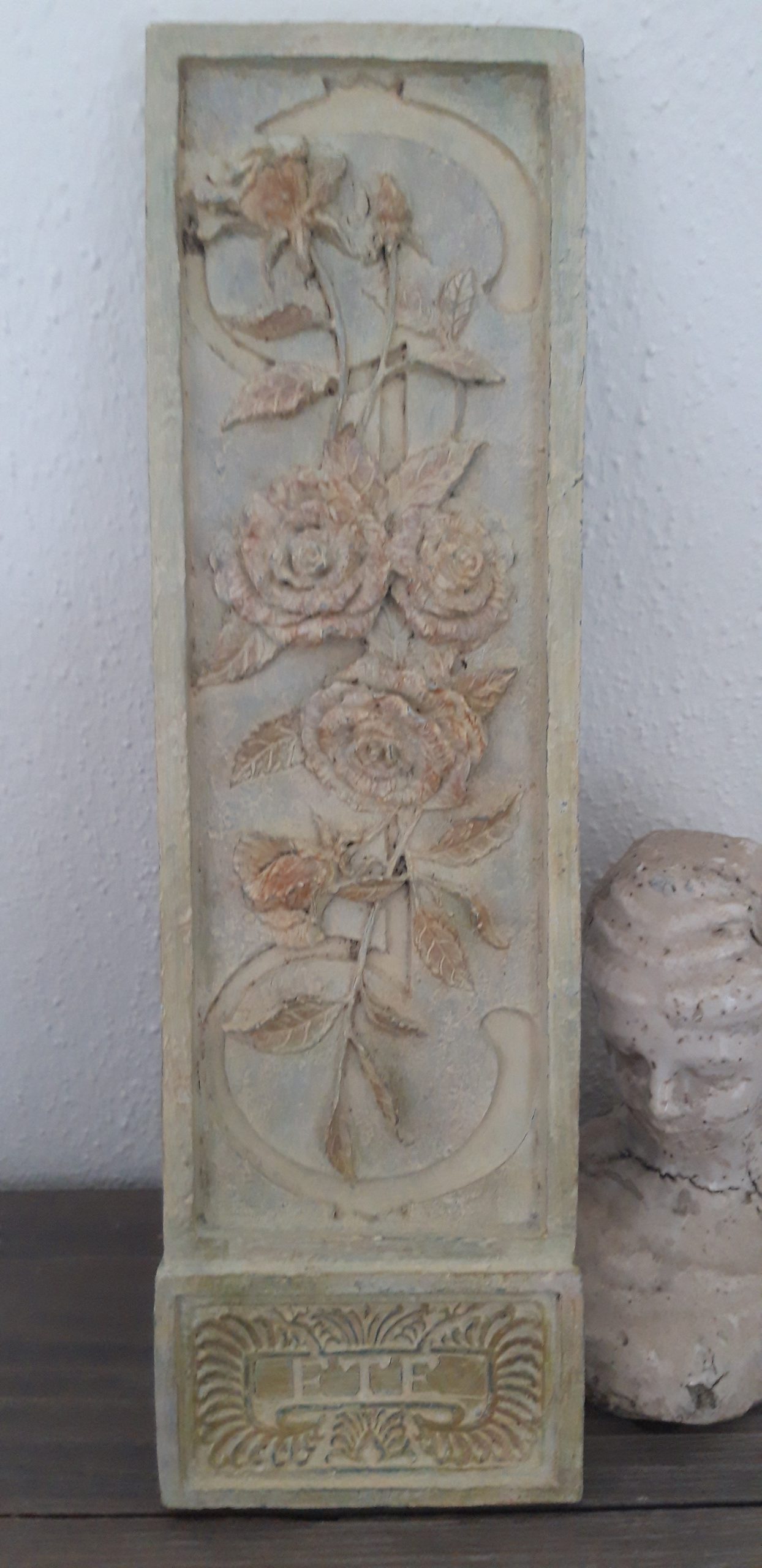 Stenen tegel met reliëf rozen