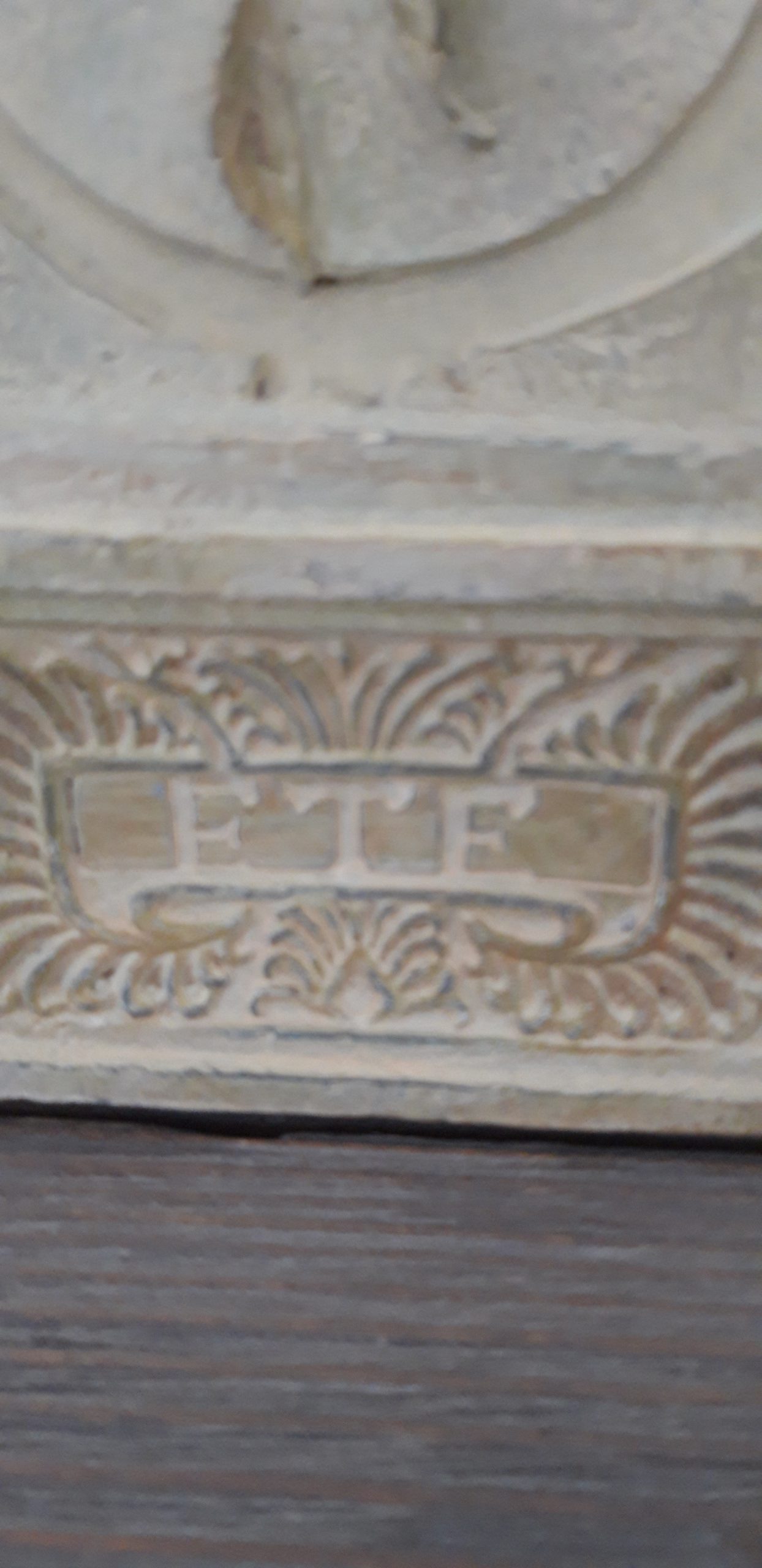 Stenen tegel met reliëf rozen - Afbeelding 2