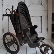 oude kleine poppenwagen